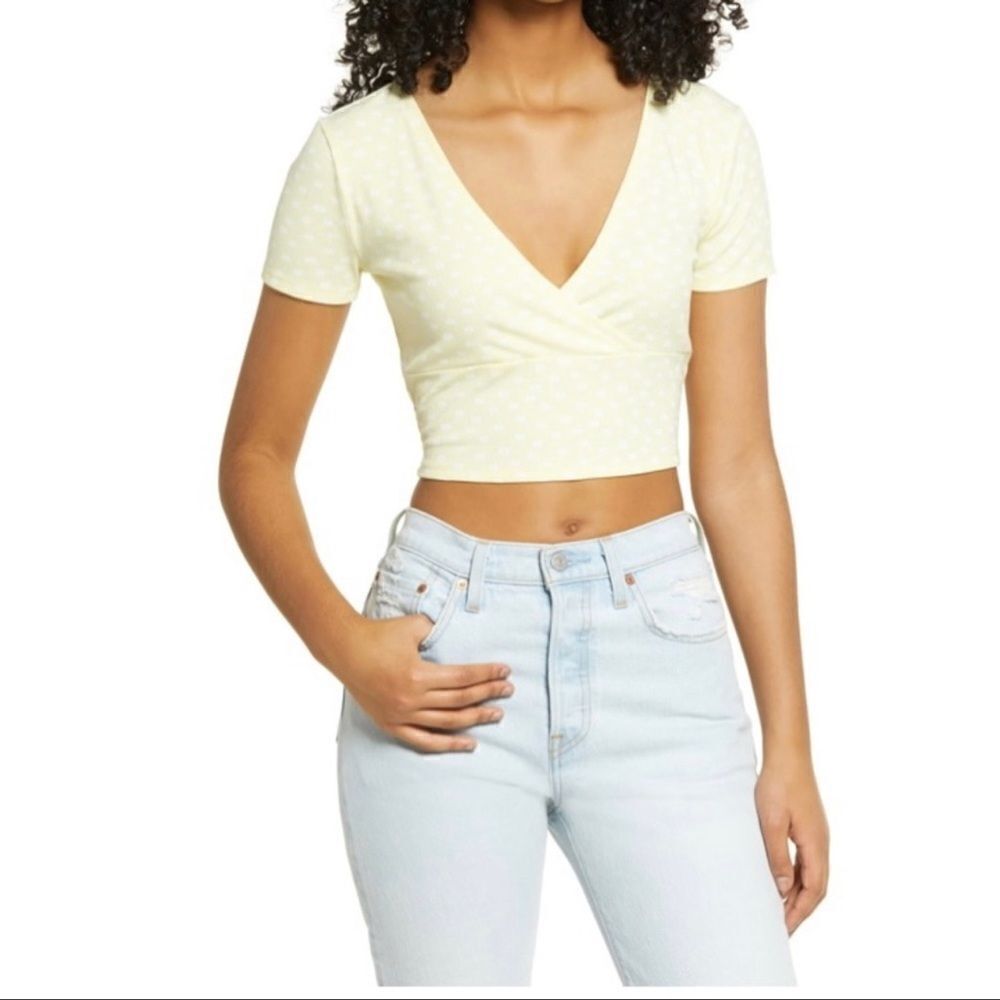 All in Favor Women’s Yellow Daisy Short Sleeve Faux Wrap V Neck Crop Top Large